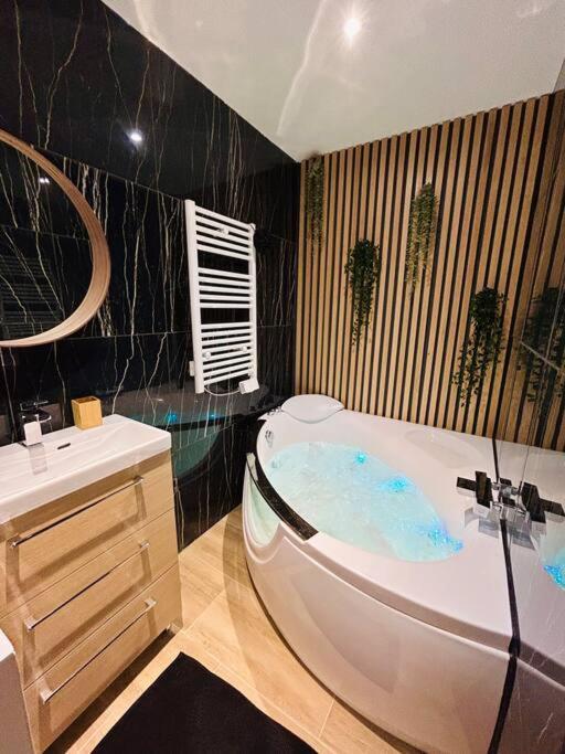 T4 Jolie Vue Avec Jaccuzzi Apartment Vitrolles  Exterior photo