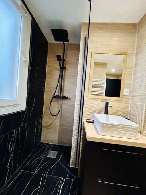 T4 Jolie Vue Avec Jaccuzzi Apartment Vitrolles  Exterior photo