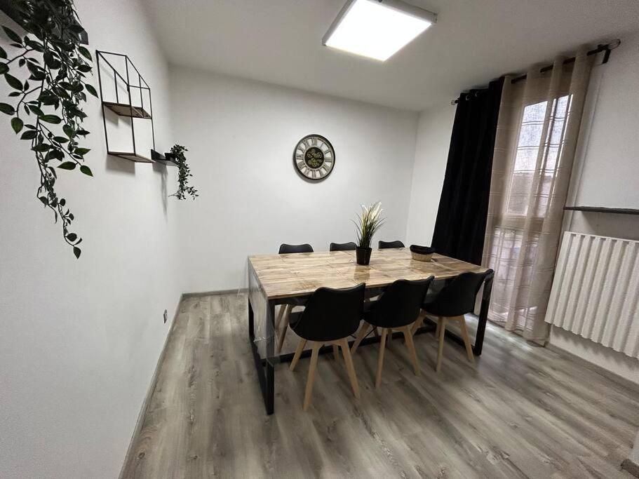 T4 Jolie Vue Avec Jaccuzzi Apartment Vitrolles  Exterior photo